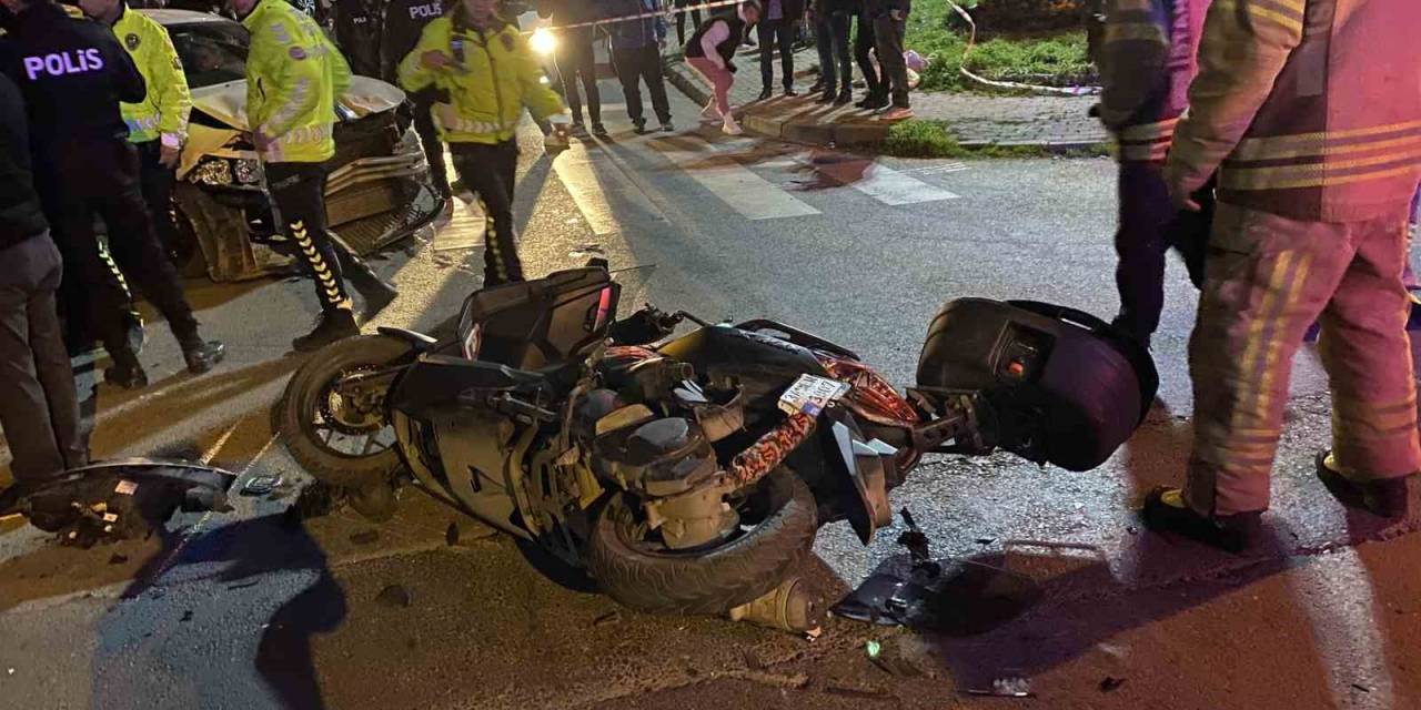 Kağıthane’de Kontrolden Çıkan Otomobil, Park Halindeki Araçlara Çarptı: 2 Yaralı