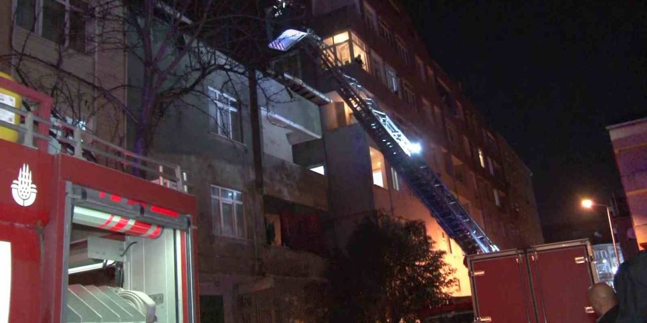 Pendik’te 3 Katlı Binanın Çatısı Alev Alev Yandı