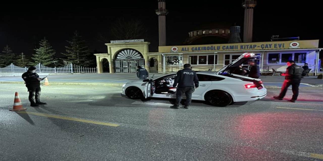 Sakarya Üniversitesi Kampüs Bölgesinde Aranması Bulunan 5 Şahıs Yakalandı