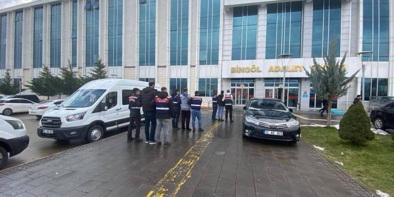 Bingöl’de Hırsızlık Ve Uyuşturucu Suçundan Aranan 3 Şahıs Tutuklandı