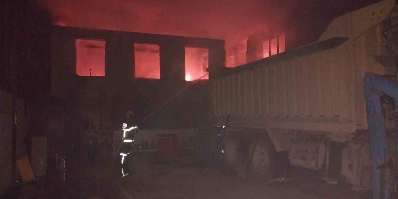 Burdur’da Çıkan Yangında 6 İş Yeri Zarar Gördü