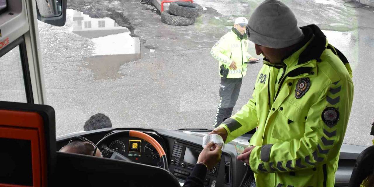 Bitlis Polisi Otobüslerde Emniyet Kemeri Bilgilendirmesi Yapıyor