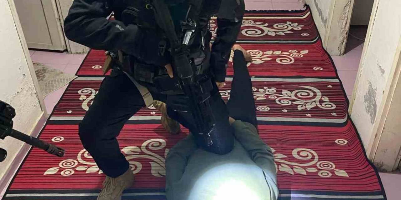 Öcalan’ın Posterini Köprüye Asanlar Gözaltına Alındı