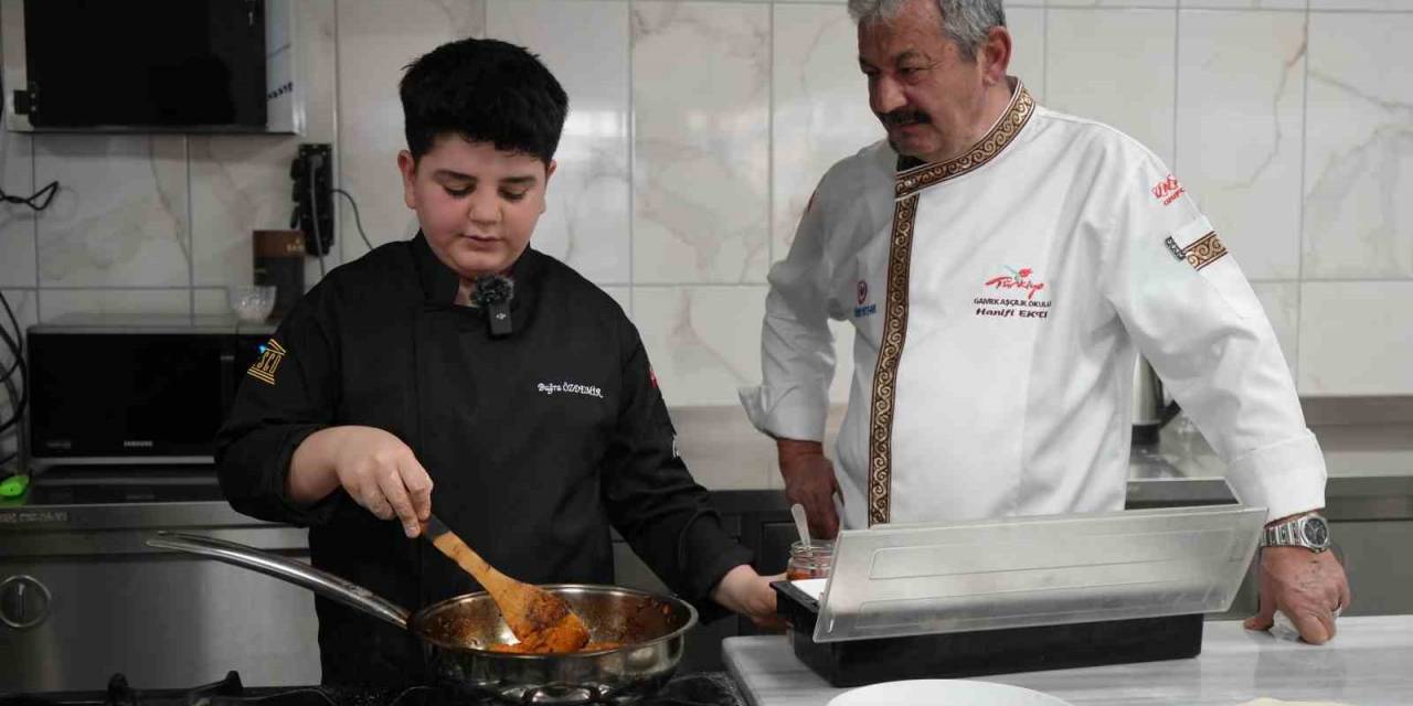 13 Yaşındaki Buğra, Depremzedelere Yemek Yaparken Aşçılığa Merak Saldı