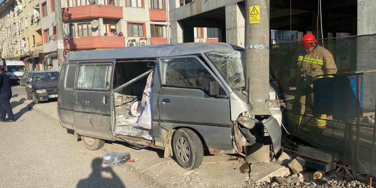 Kavşakta Çarpıştılar 3 Yaralı