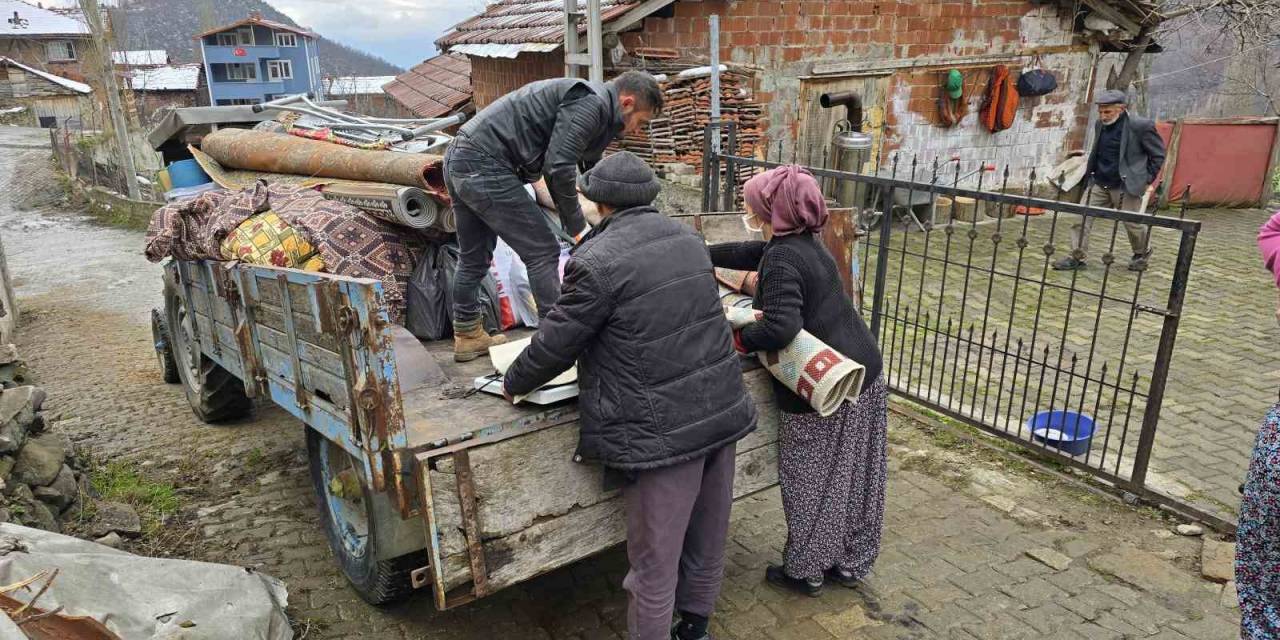 Heyelanda Evlerini Terk Eden Vatandaşlara Yardım Eli Uzandı