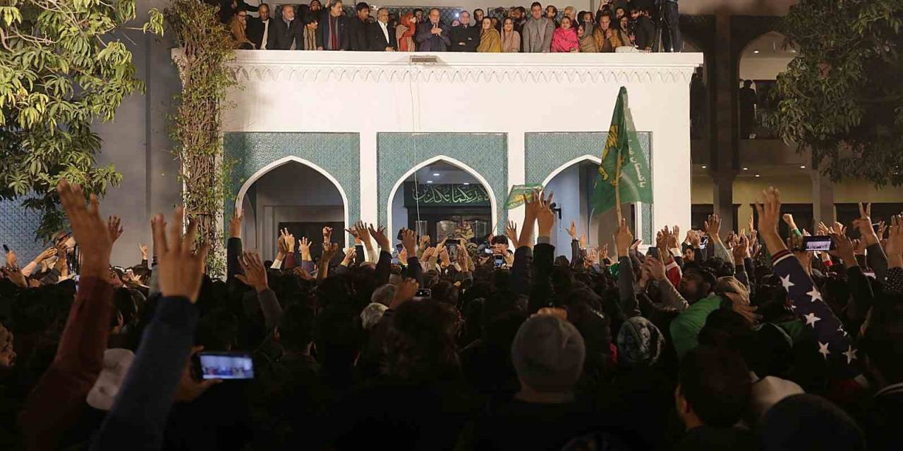 Pakistan’da Hapisteki Imran Khan’ın Partisi Ptı Destekli Bağımsız Adaylar Yarışı Önde Götürüyor