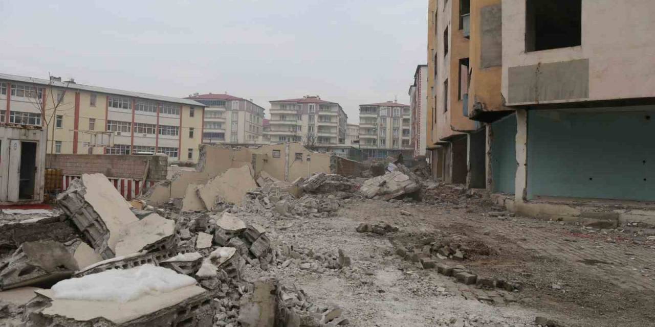 Vali Turan, “4 Yılda 800 Metruk Bina Yıkıldı”