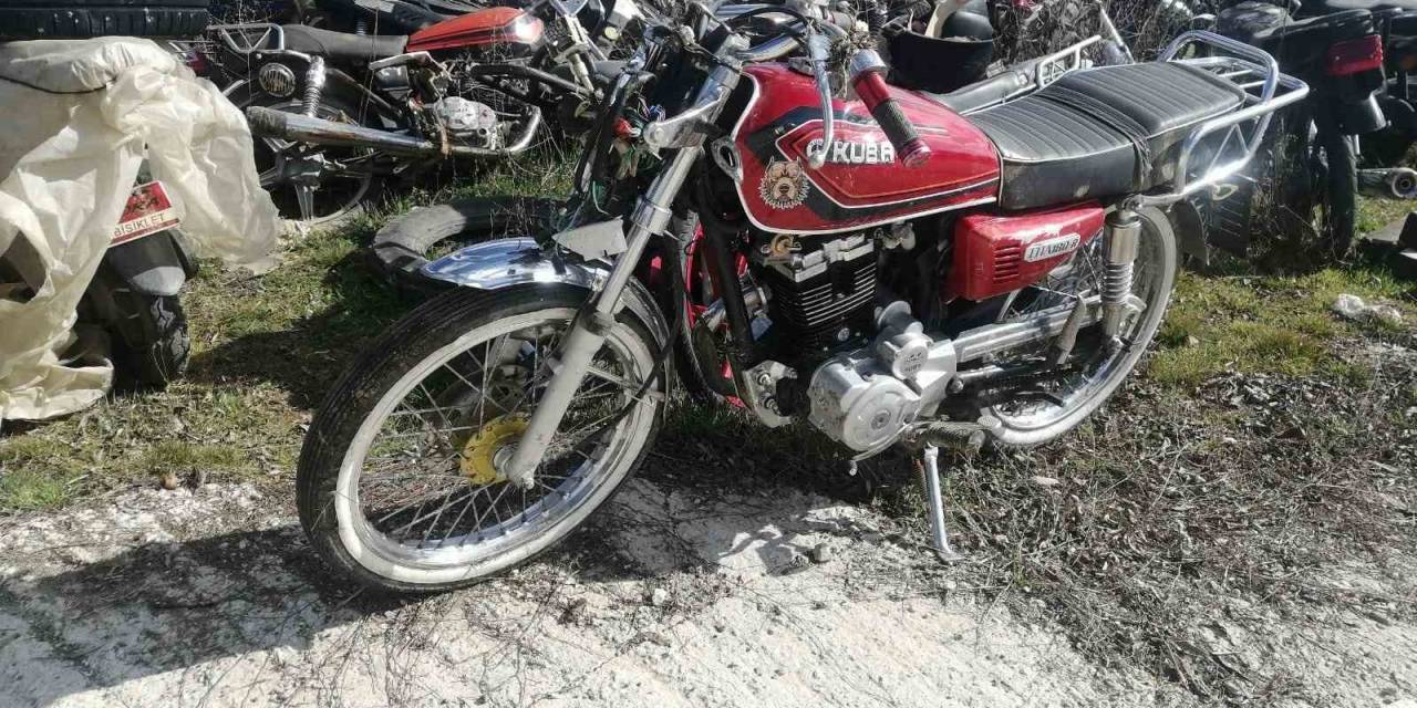 Motosiklet Trafik Levhasına Çarptı, Sürücü Hayatını Kaybetti