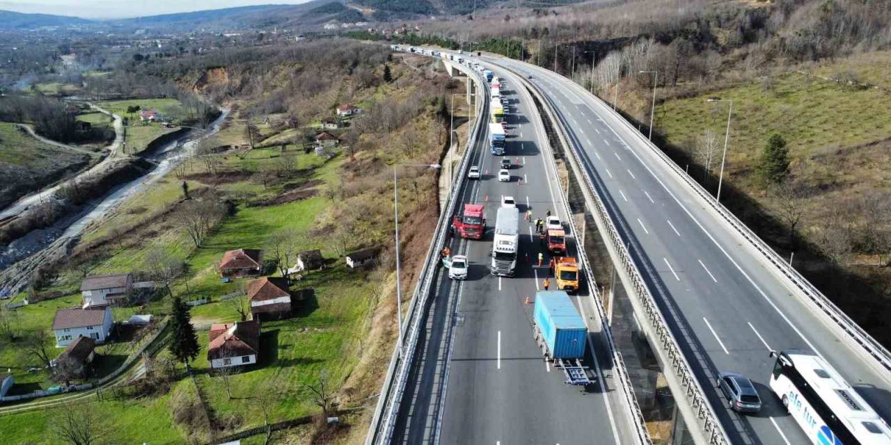 Tırın Dorsesi Koptu, Otoyolda Trafik Durdu