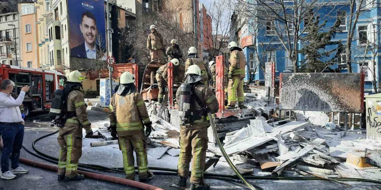 Tarlabaşı Bulvarı’nı Dumanlar Sardı: Kamyonetin Kasasındaki Malzemeler Alev Alev Yandı