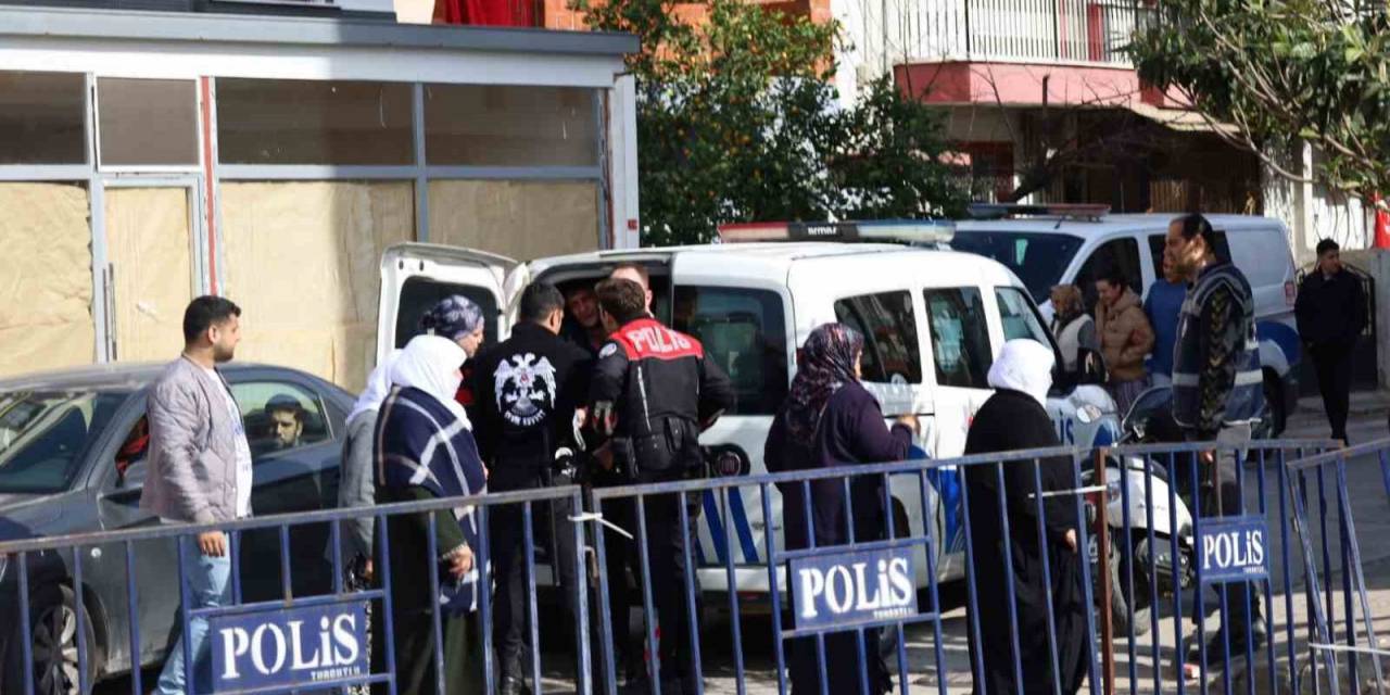 Turgutluspor-karşıyaka Maçı Öncesi Arbede: 1 Polis Yaralandı, 2 Taraftar Gözaltına Alındı