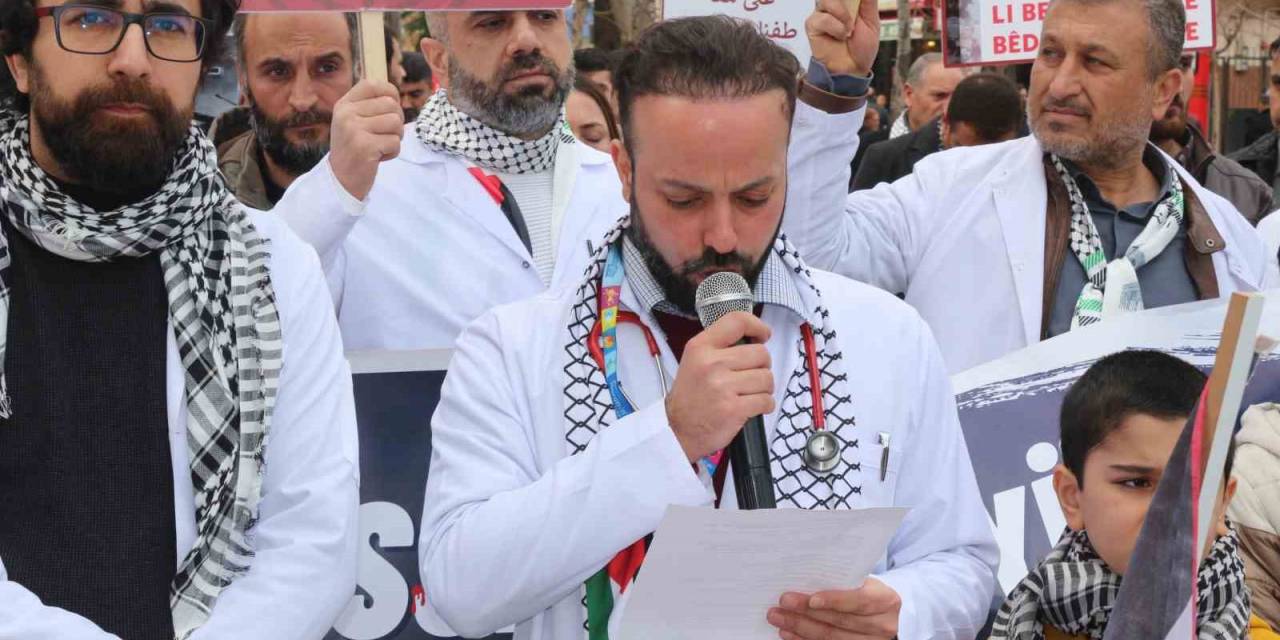 Sağlık Çalışanları Gazze İçin Sessiz Yürüyüş Düzenledi