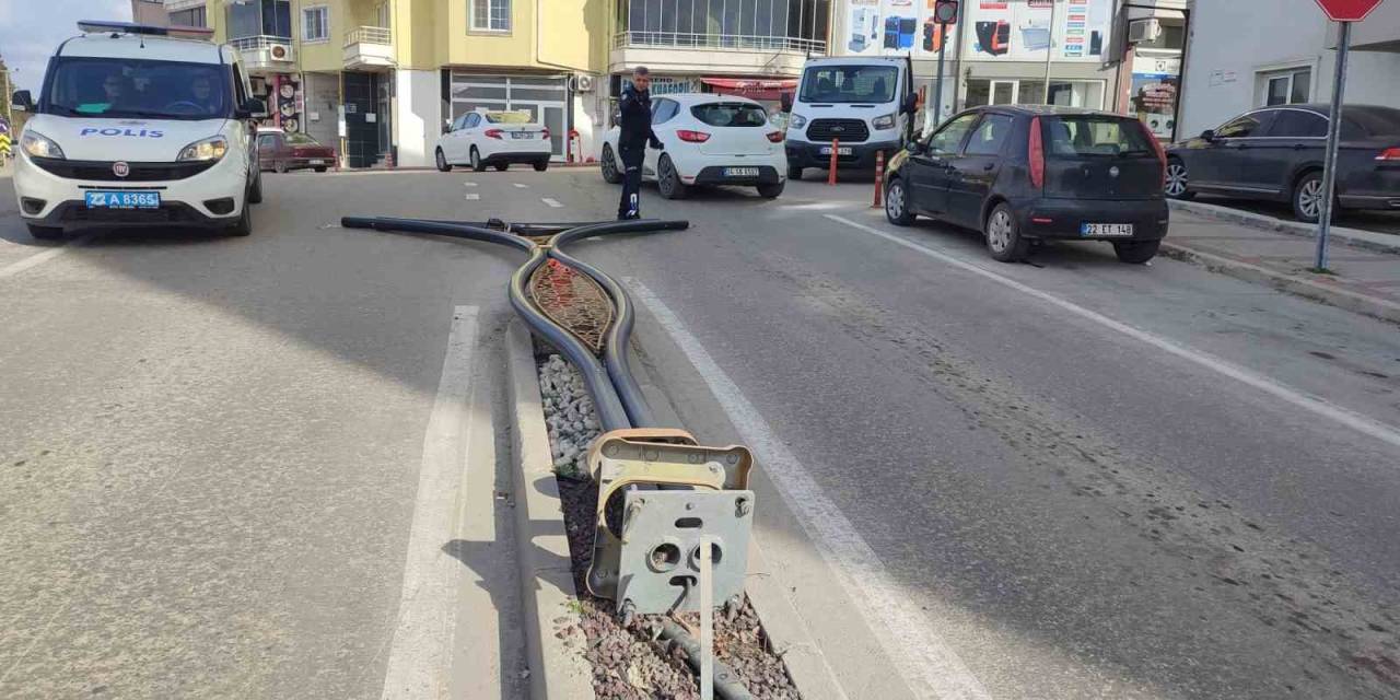 Şiddetli Rüzgar Nedeniyle Aydınlatma Direği Aracın Üzerine Devirildi: 1 Yaralı