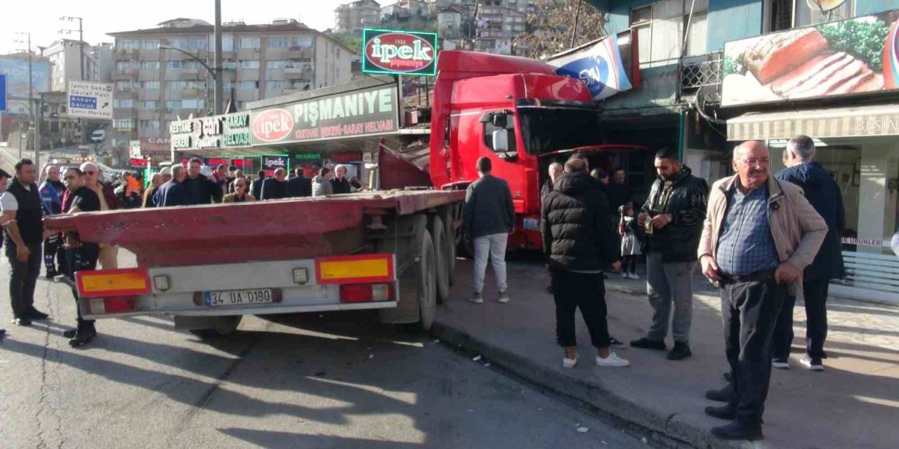 Makaslayan Tır Çay Ocağına Daldı: 4 Yaralı