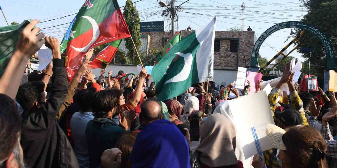 Pakistan’da Imran Khan Destekçileri Seçimlerde Hile Yapıldığı İddiasıyla Protesto Gösterisi Düzenledi