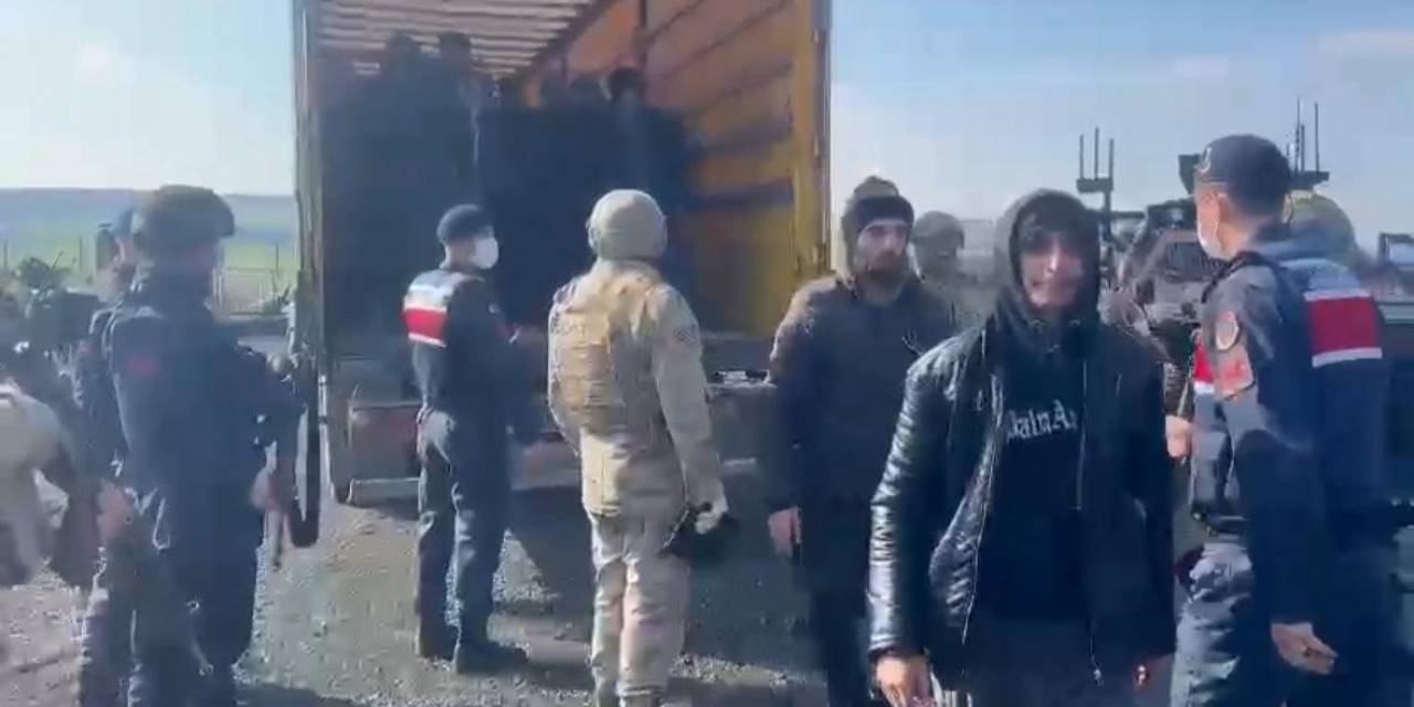 Diyarbakır’da Tırda 72 Kaçak Göçmen Yakalandı