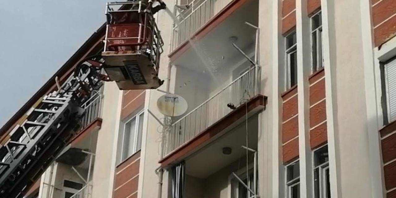 Balkona Bırakılan Soba Kovası Yangına Sebep Oldu