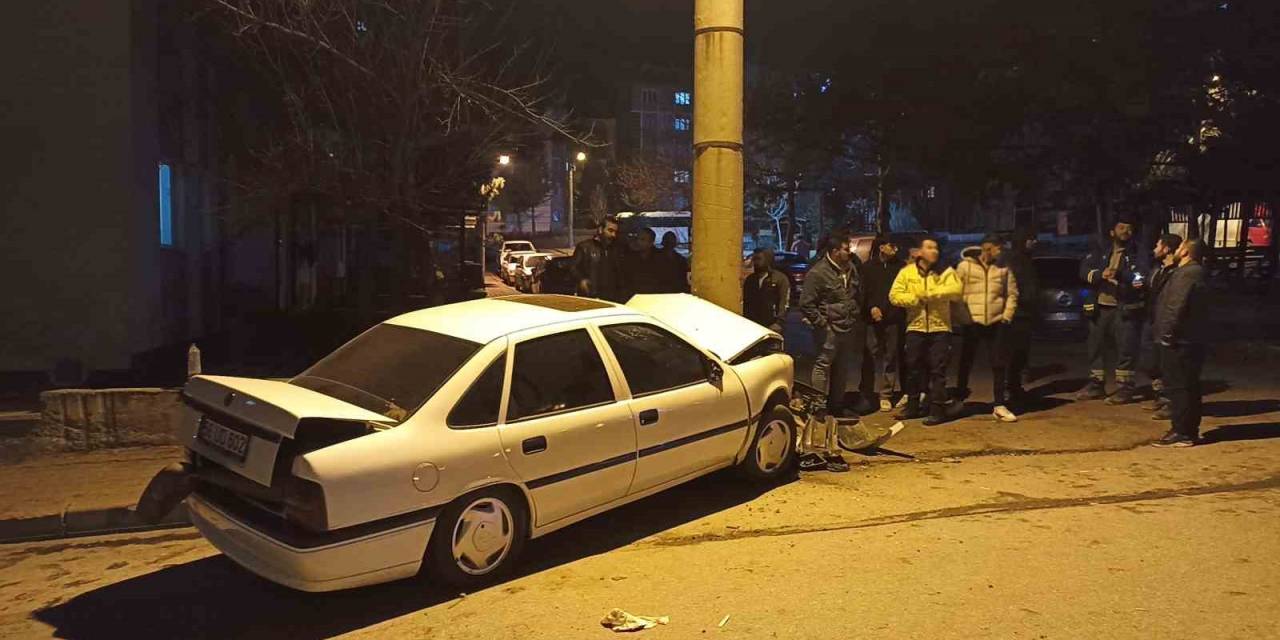 Direksiyon Hakimiyetini Kaybetti, Aydınlatma Direğine Çarptı: 3 Yaralı