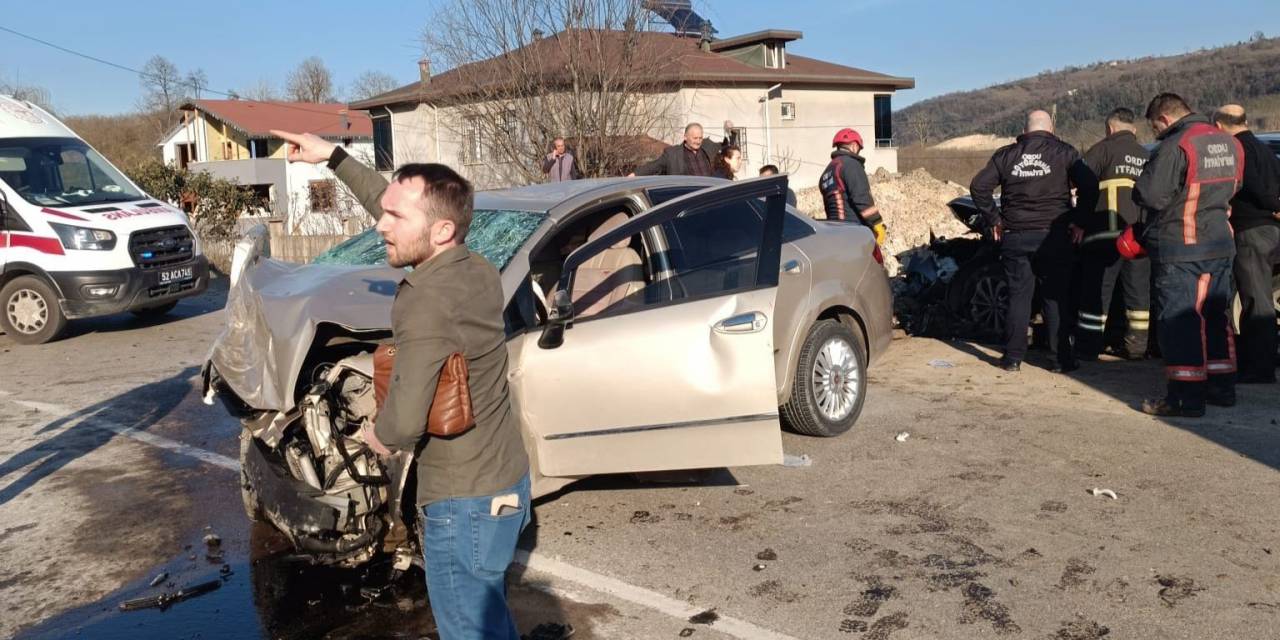 Ordu’da İki Otomobil Kafa Kafaya Çarpıştı: 2 Ölü, 2 Yaralı