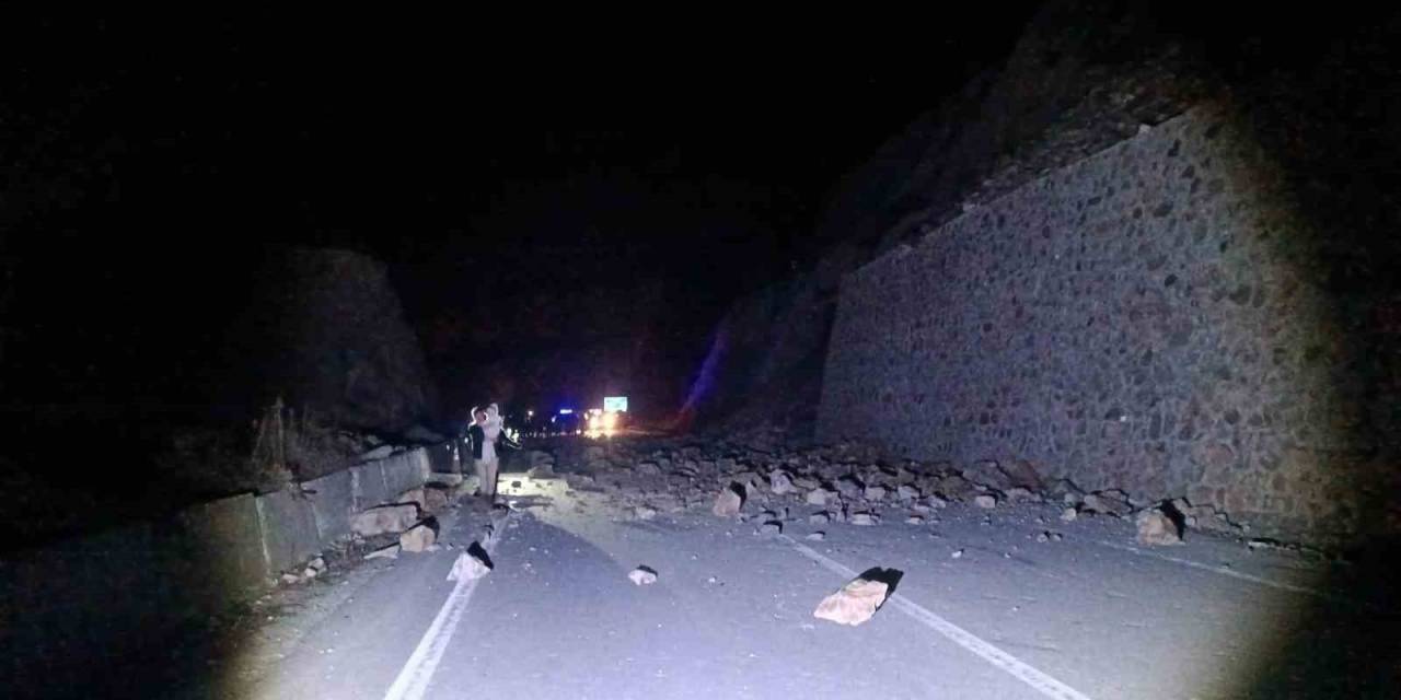 Artvin-borçka Karayolu Heyelan Nedeniyle Ulaşıma Kapandı