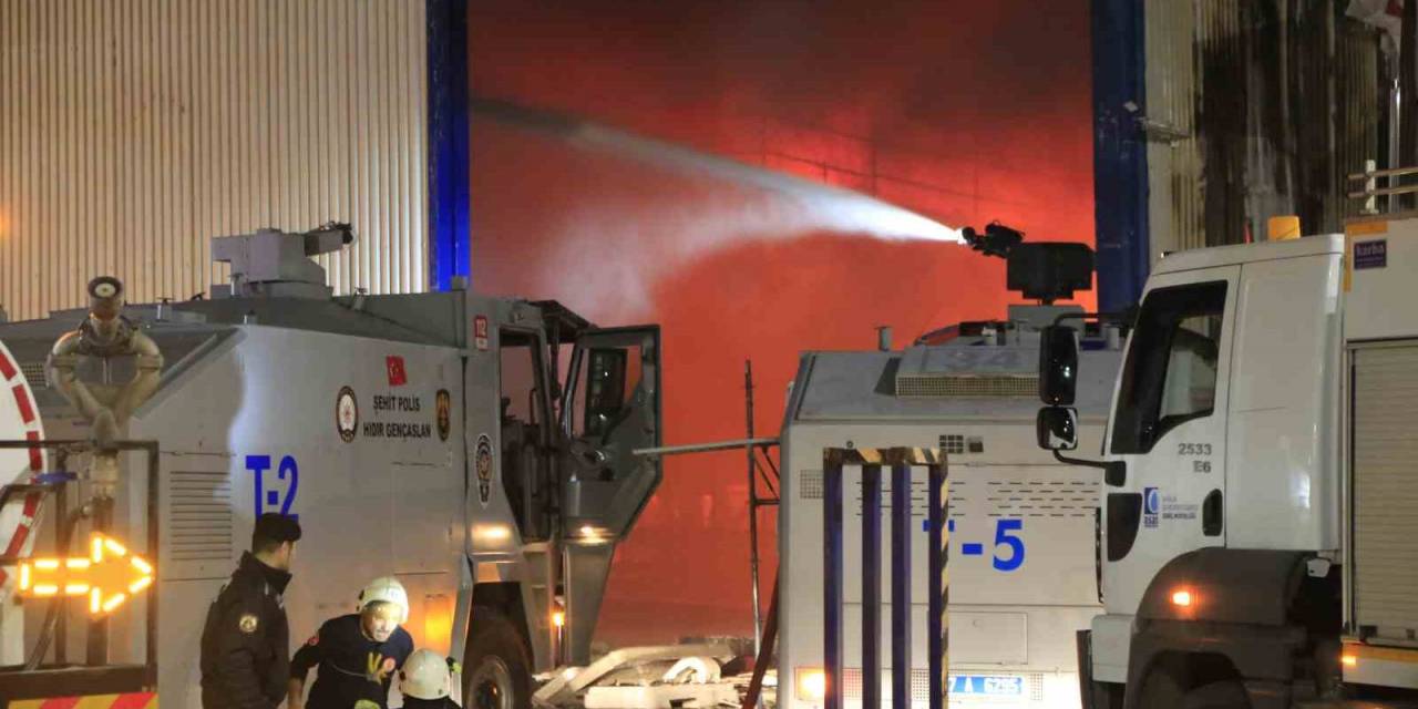 Antalya’daki Tersane Yangınında 4 Tekne Yandı, Söndürme Çalışmaları Devam Ediyor