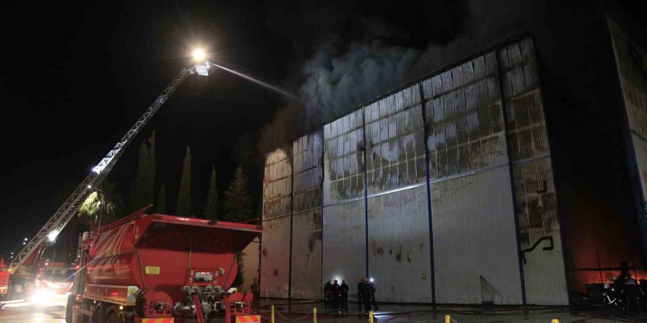 Antalya’daki Tersane Yangını 3,5 Saatte Kontrol Altına Alındı