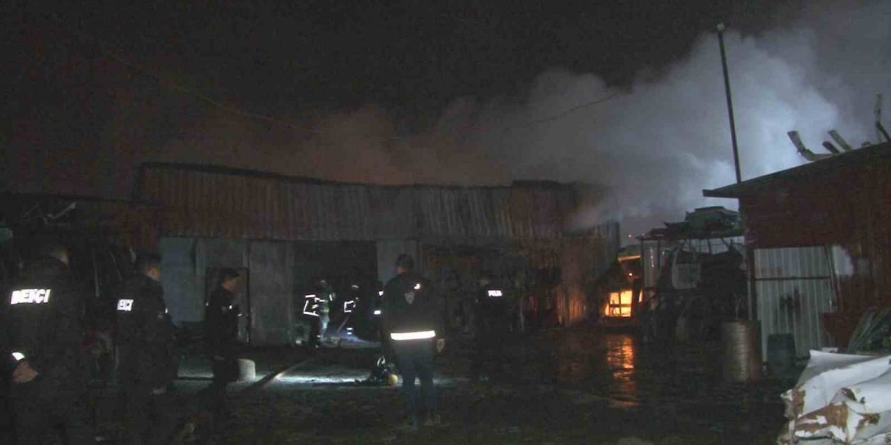 Sanayi Sitesinde Korkutan Yangın: Oto Yedek Parça Satışı Yapılan İş Yeri Alevlere Teslim Oldu