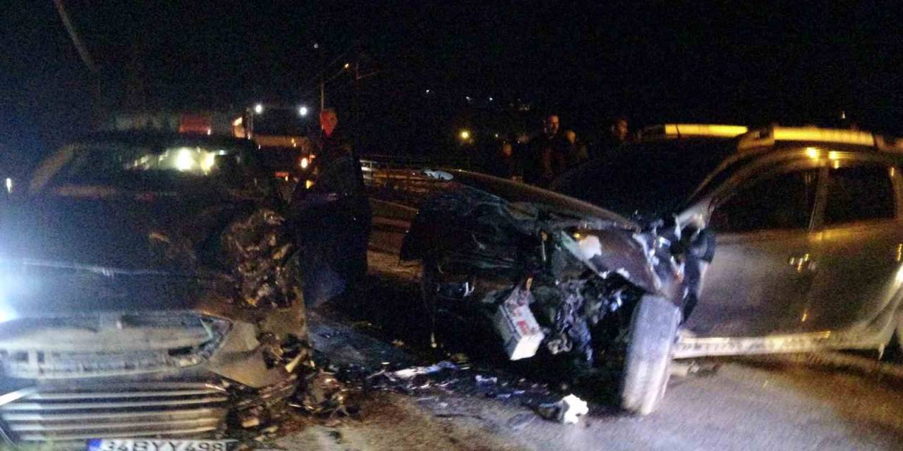 Adana’da Otomobiller Kafa Kafaya Çarpıştı: 2 Yaralı