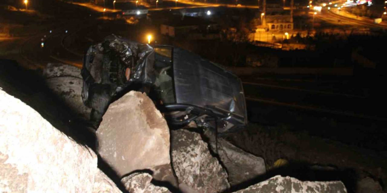 Uçurumdan Yuvarlanan Araç Kayalıklarda Asılı Kaldı