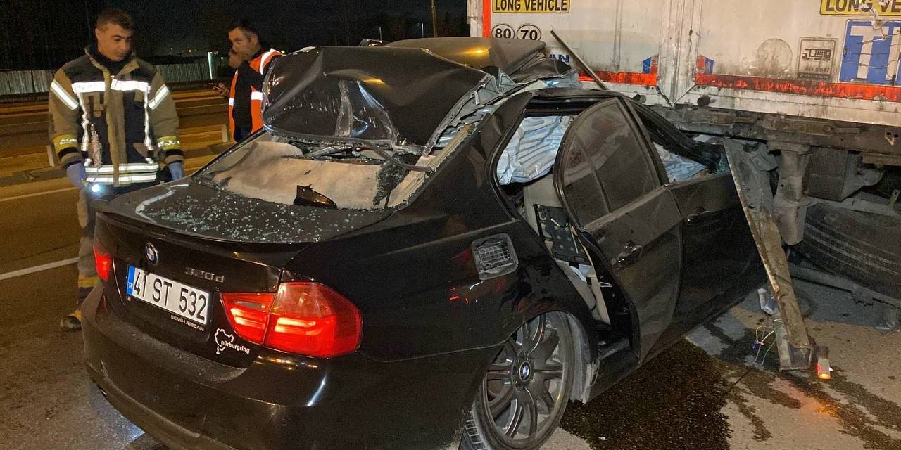 Otomobil Tırın Altına Girdi: 1 Ağır Yaralı