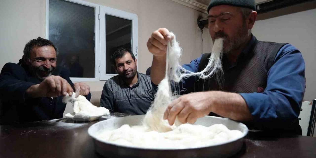 Dondurucu Soğukta Yapımı Saatlerce Süren ’tel Helvası’ Dakikalar İçinde Tüketiliyor