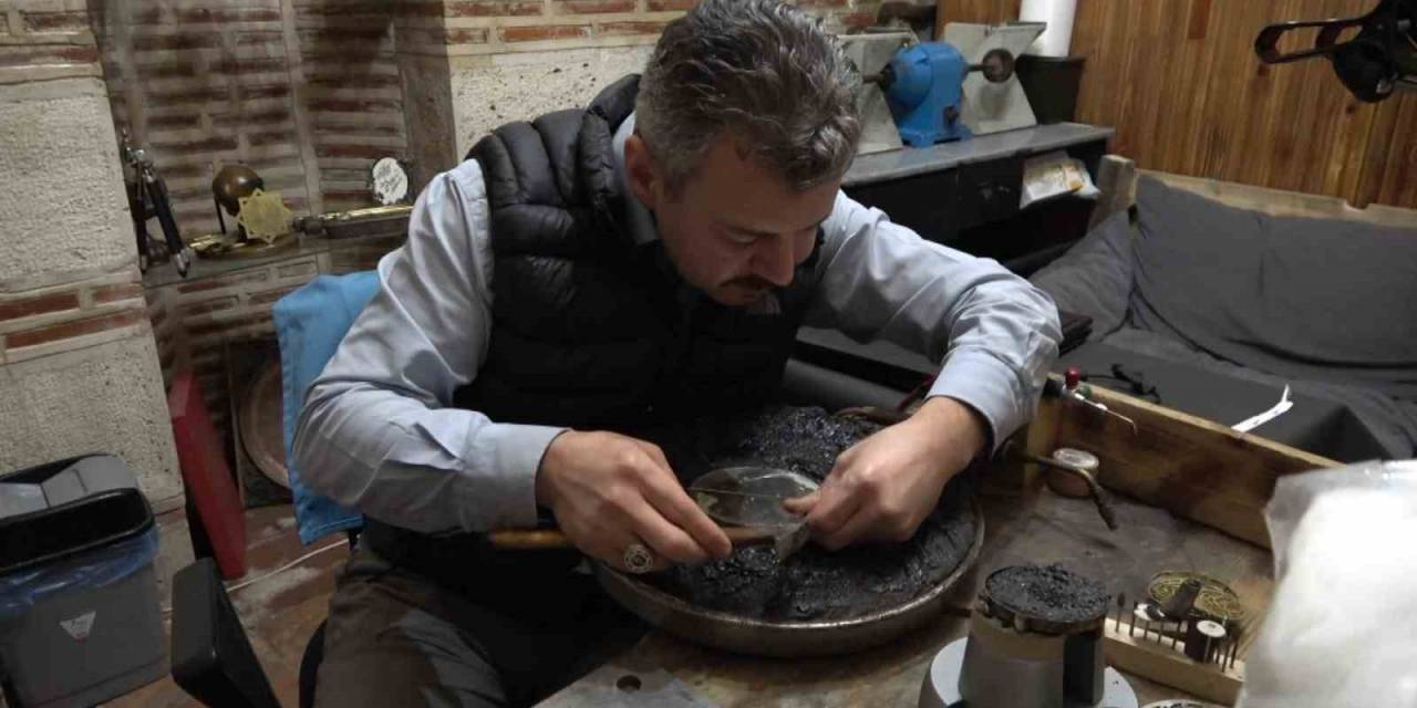 Bilim Tarihinin Temelini Oluşturan Usturlabı Yapmak İçin Aylarını Harcıyor