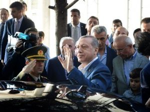 Cumhurbaşkanı Erdoğan Bayram Namazı Kıldığı Camiye Torunlarıyla Geldi