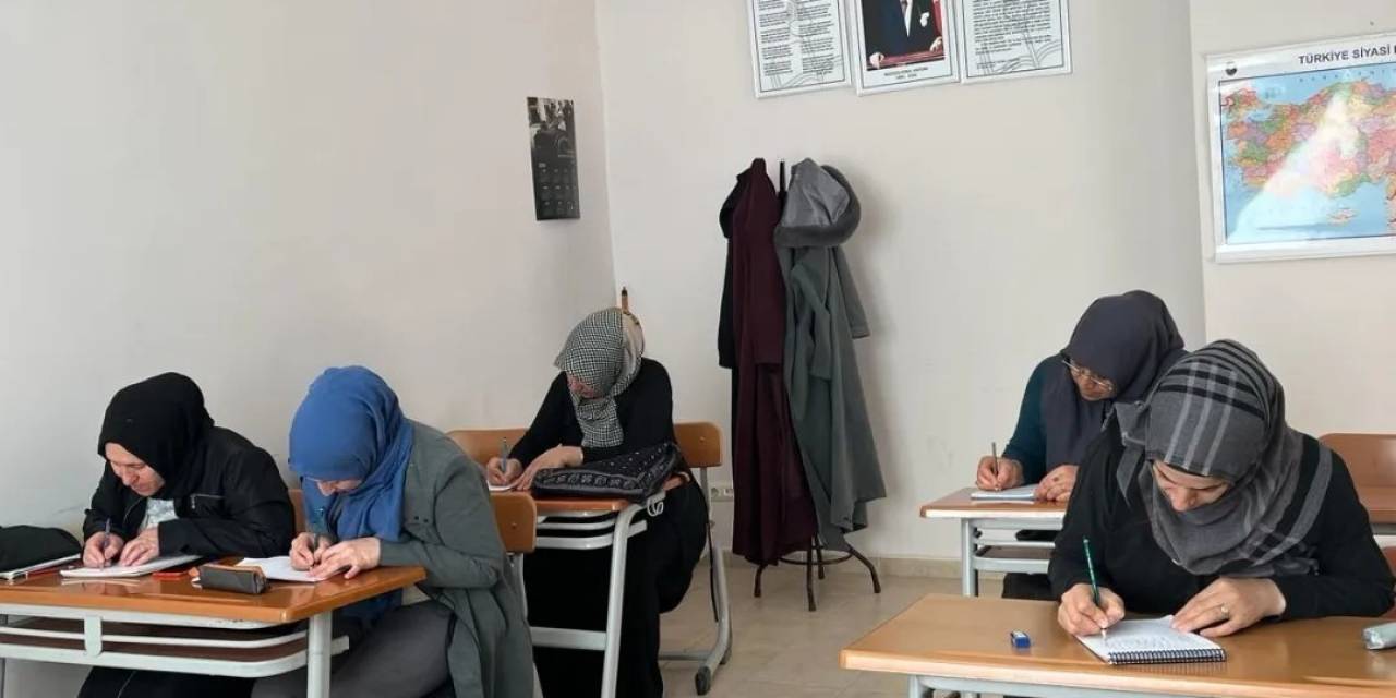 Her Yaş İçin Okuma-yazma Eğitimi Halk Eğitim’de