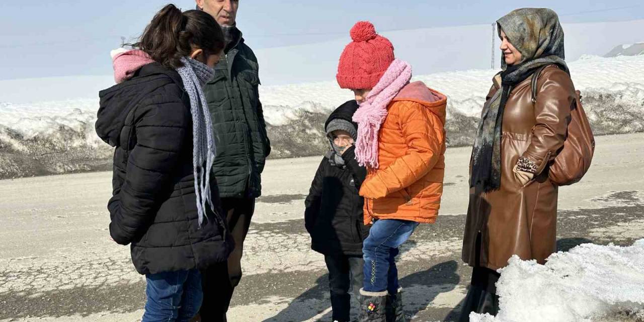 Yüksekova’da 4.4 Büyüklüğünde Deprem Korkuttu, Vatandaşlar Kendini Dışarıya Attı