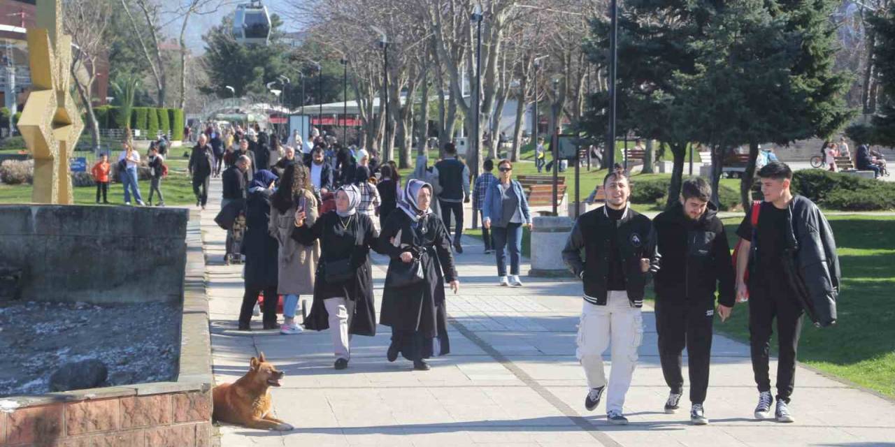 Ordu’da Kış Mevsiminde Yaz Havası Sahilleri Doldurdu