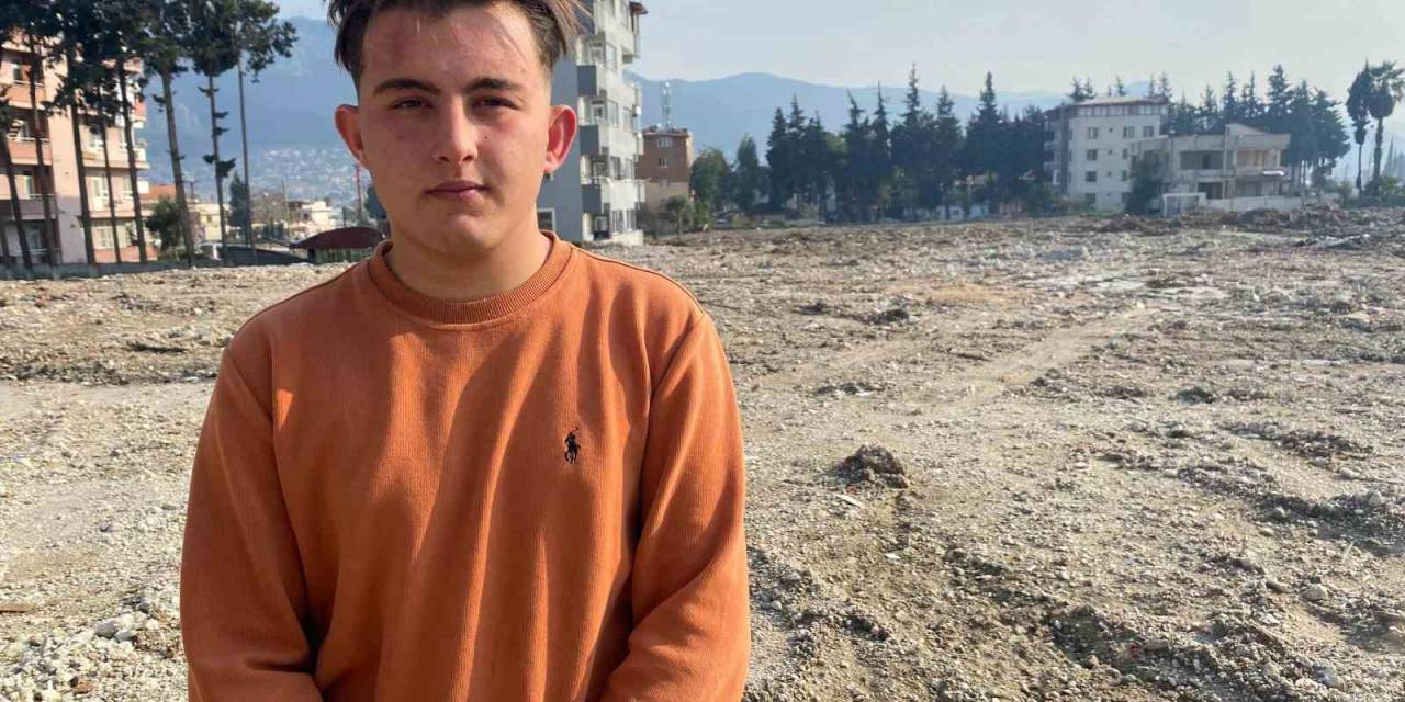 Enkazdan 3 Buçuk Saatte Kurtarılan Genç: "10 Saniye Bile Sürmeden Bizim Binamız Yıkıldı"