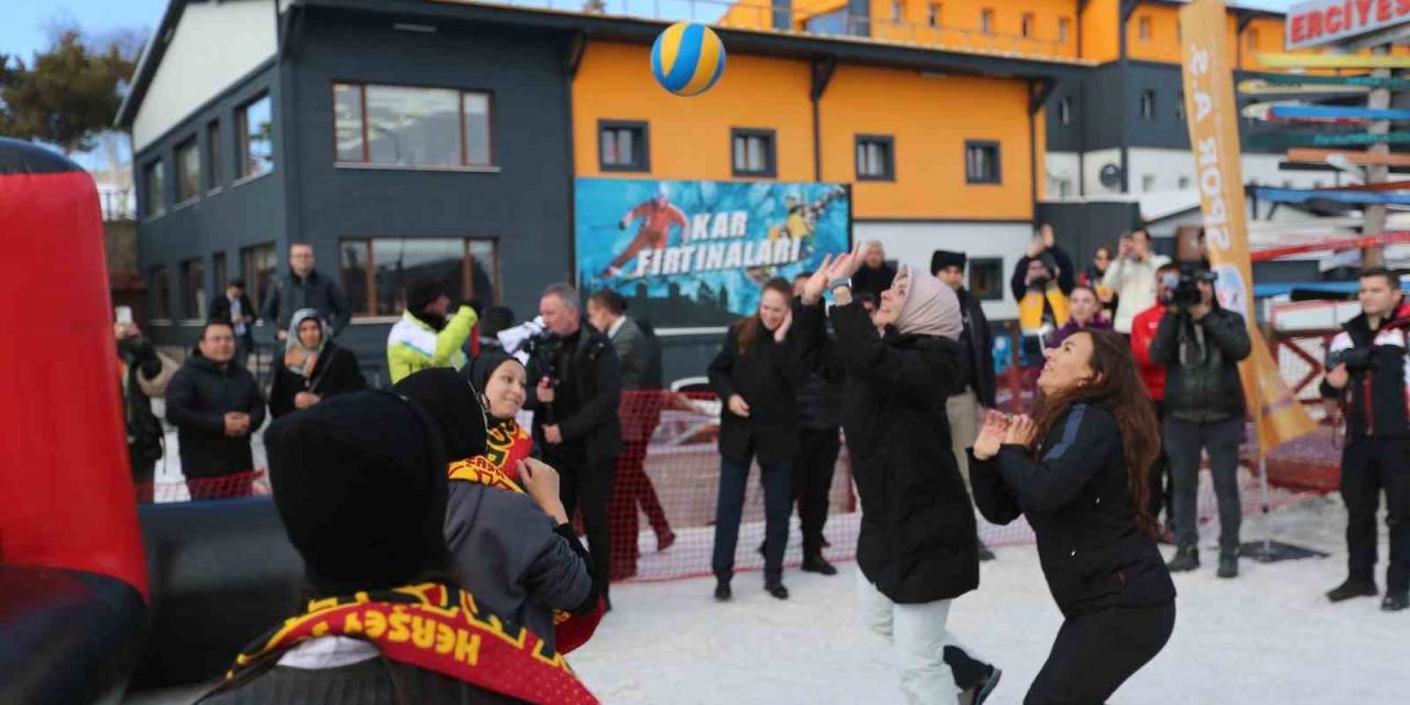Bakan Göktaş, Erciyes’te Kar Voleybolu Oynadı