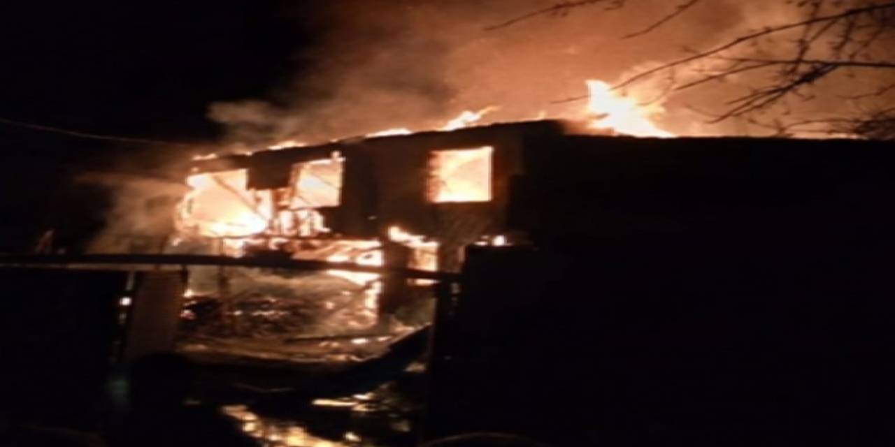 Alevlere Teslim Olan İki Katlı Ev Küle Döndü