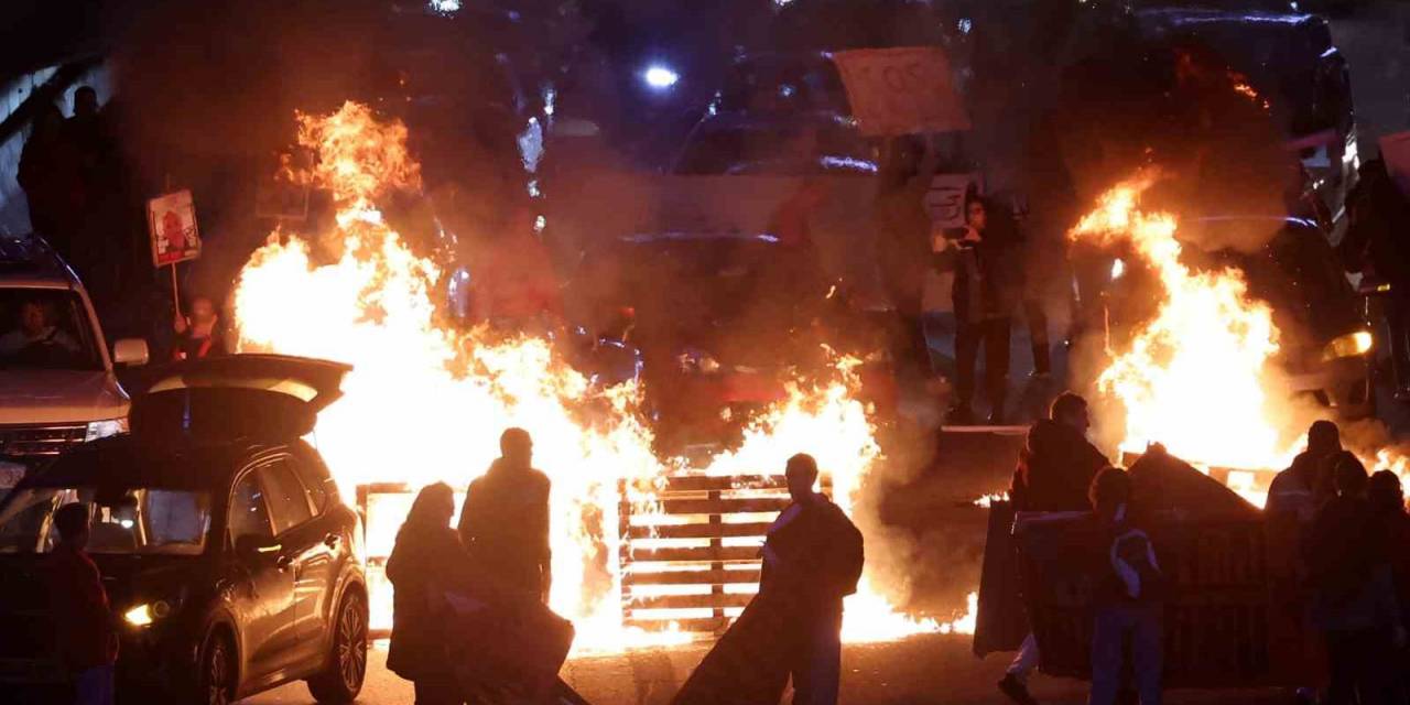 Tel Aviv’de Göstericiler Ateş Yakarak Otoyolu Kapattı