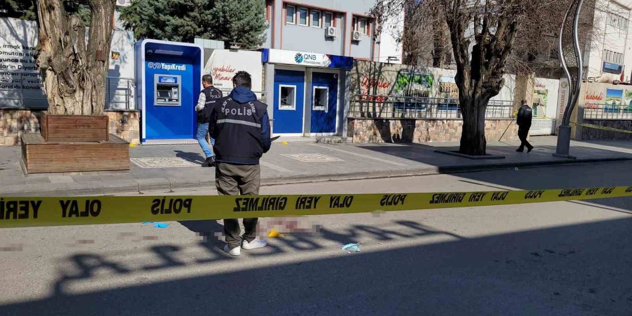 Silvan’da Silahlı Kavgada Yoldan Geçenler Kurşunların Hedefi Oldu