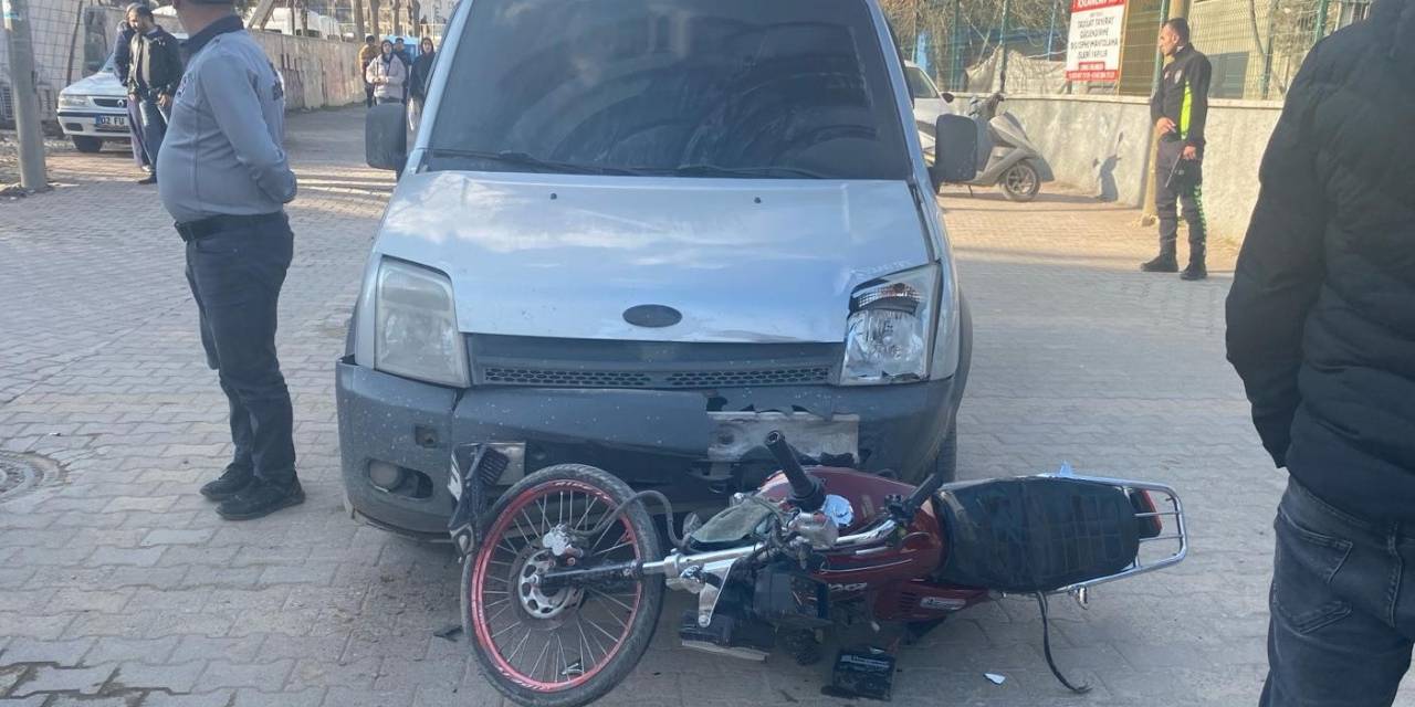 Akrobasi Hareketlerde Bulunan Motosiklet Hafif Ticari Araçla Çarpıştı