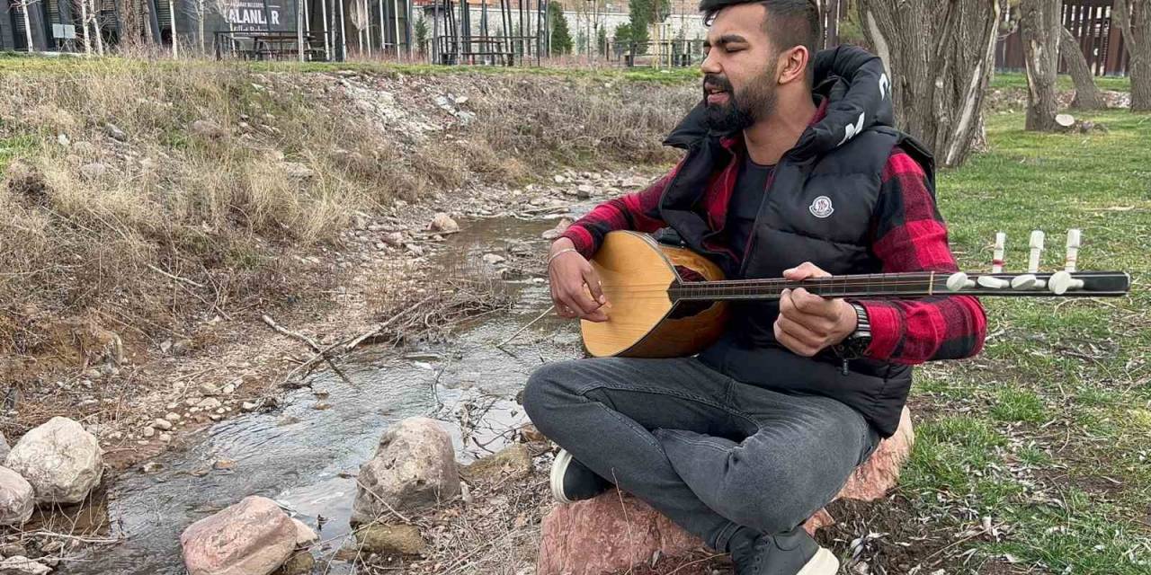 Kulak Aşinalığıyla Öğrendiği Bağlama İle Geçimini Sağlıyor