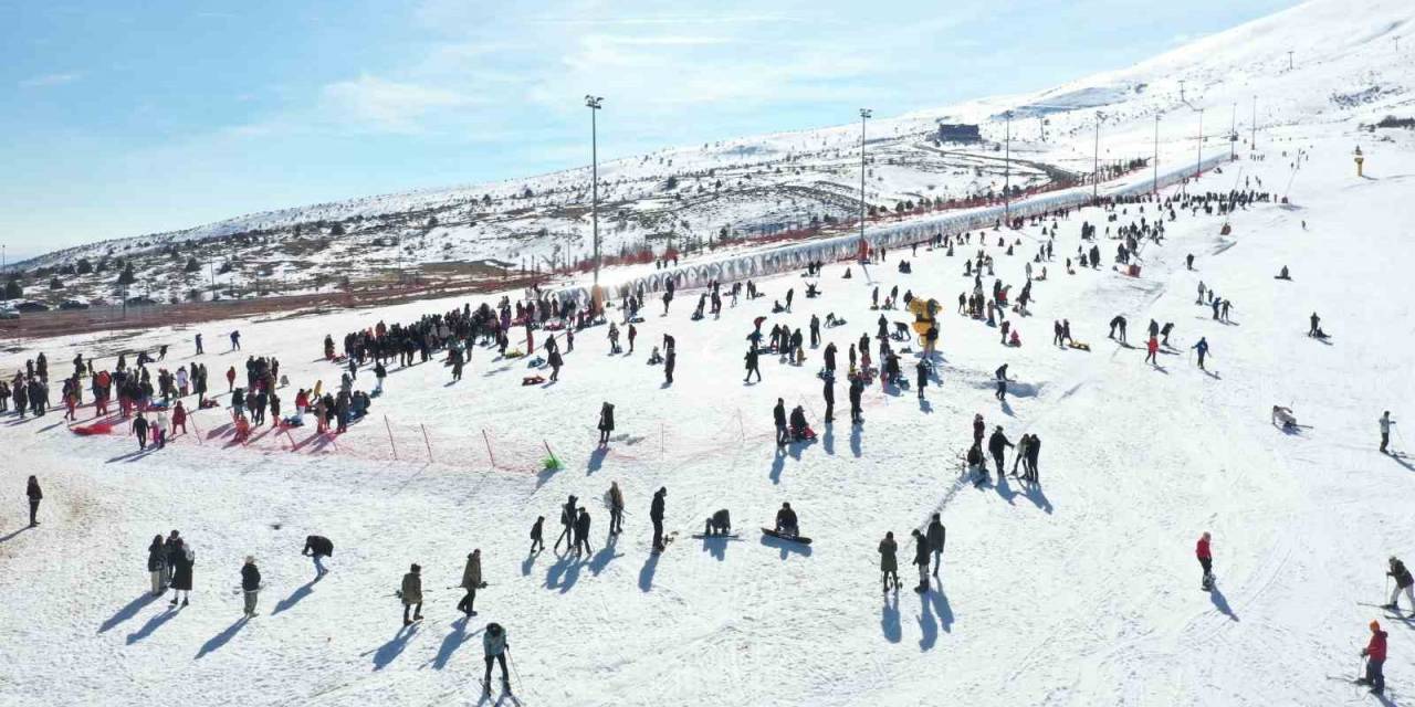 Kayakseverler Yıldızdağı’na Akın Etti, Gişe Önlerinde Uzun Kuyruklar Oluştu