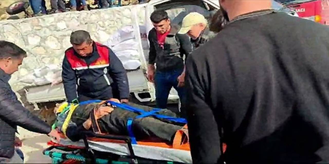 Tarlasını Sürerken Traktör Devrildi, Ölümden Döndü