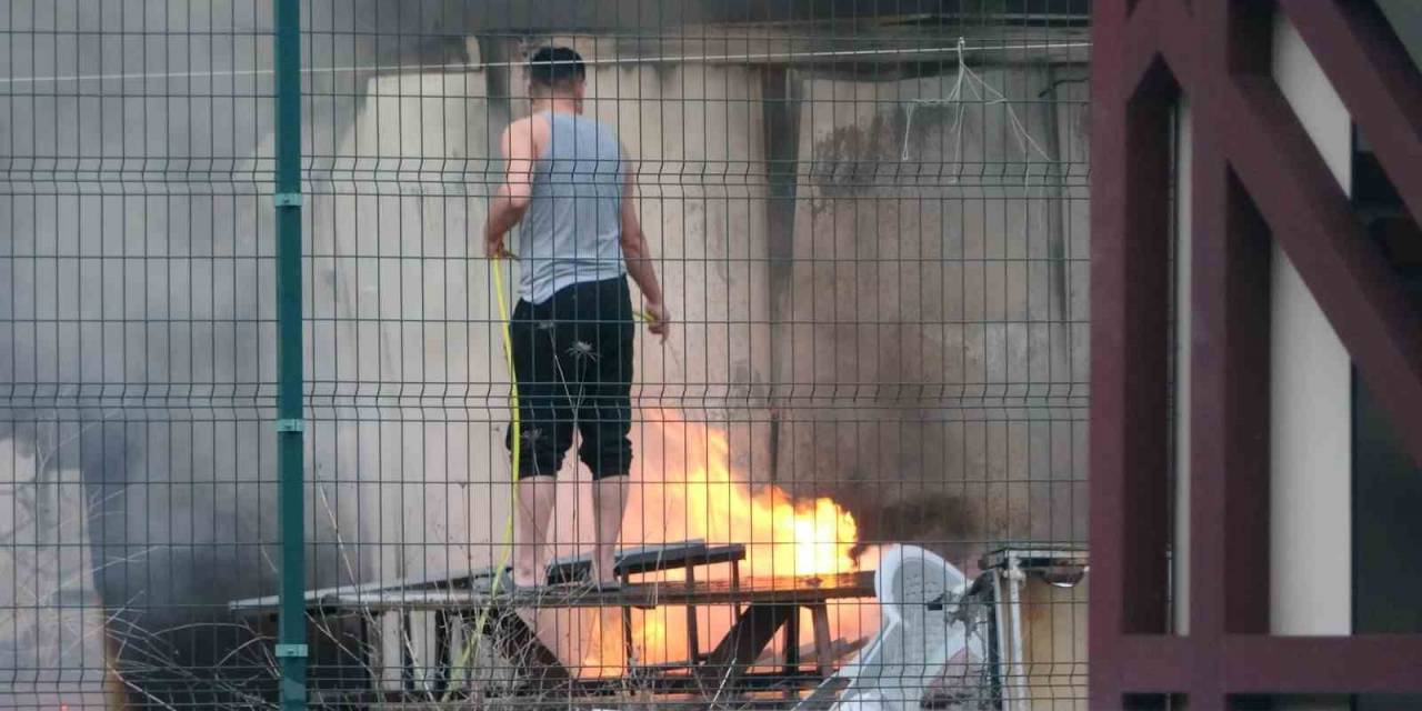 Kartal’da İbb’ye Ait Lojmanda İşçilerin Kaldığı Konteyner Alev Alev Yandı