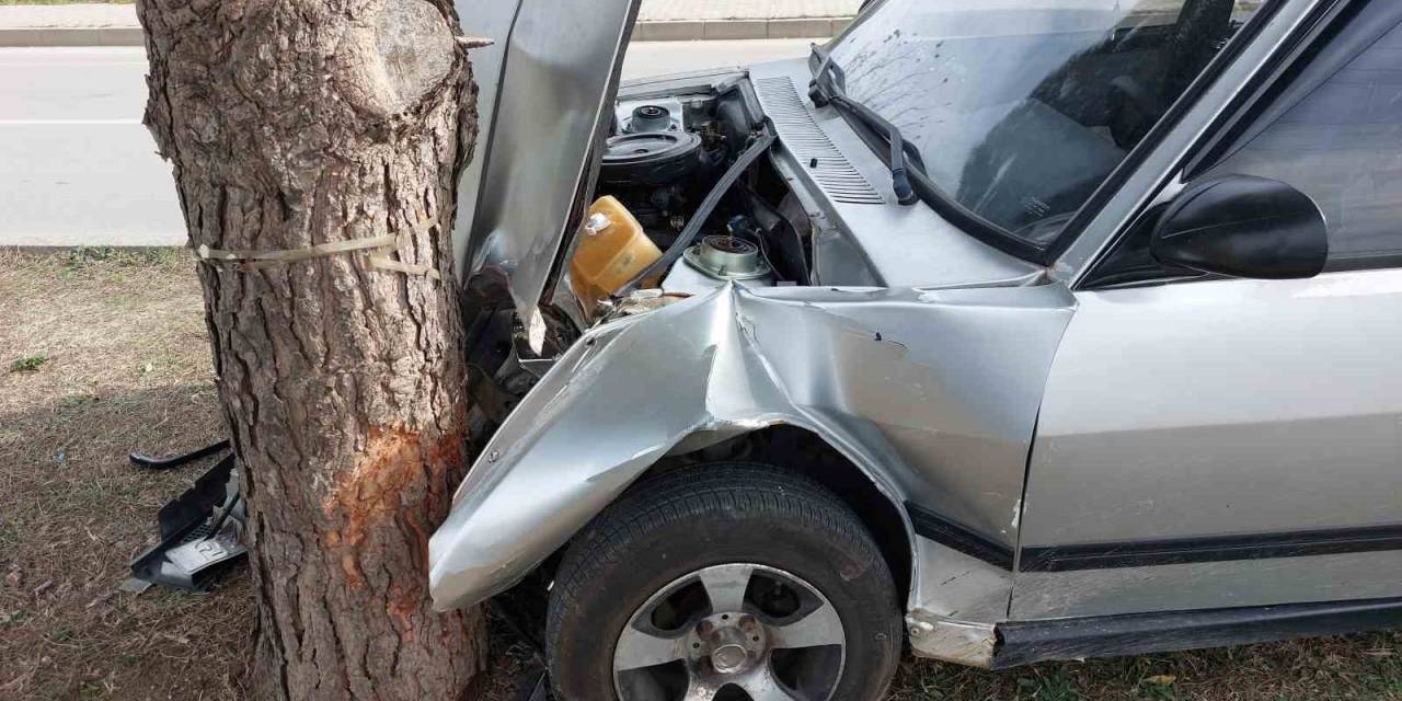 Ağaca Çarpan Tofaş Hurdaya Döndü: 1 Yaralı