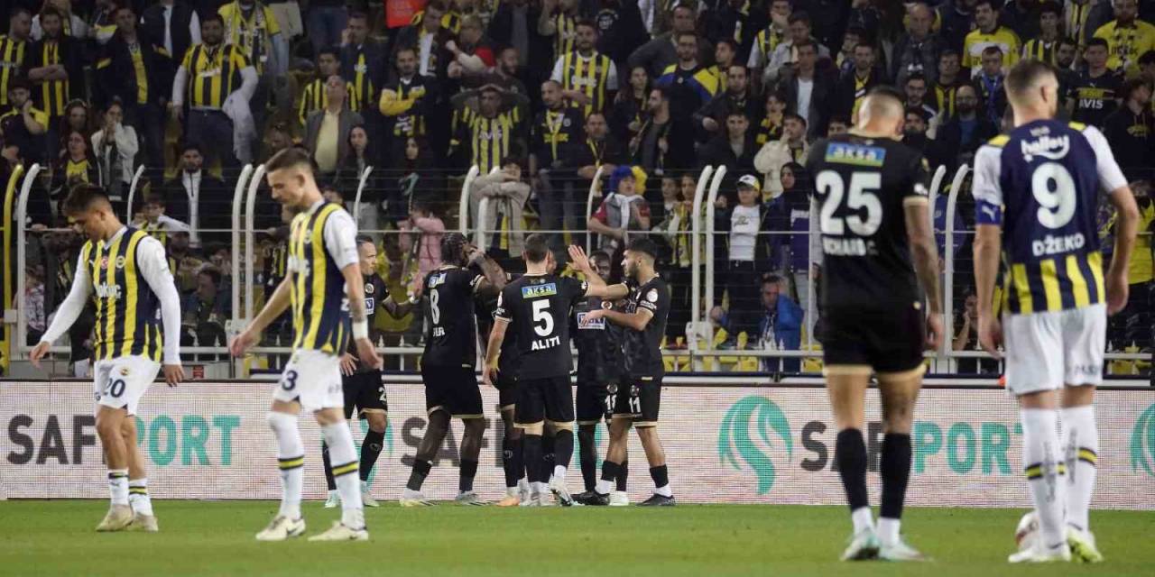 Trendyol Süper Lig: Fenerbahçe: 0 - Alanyaspor: 1 (İlk Yarı)