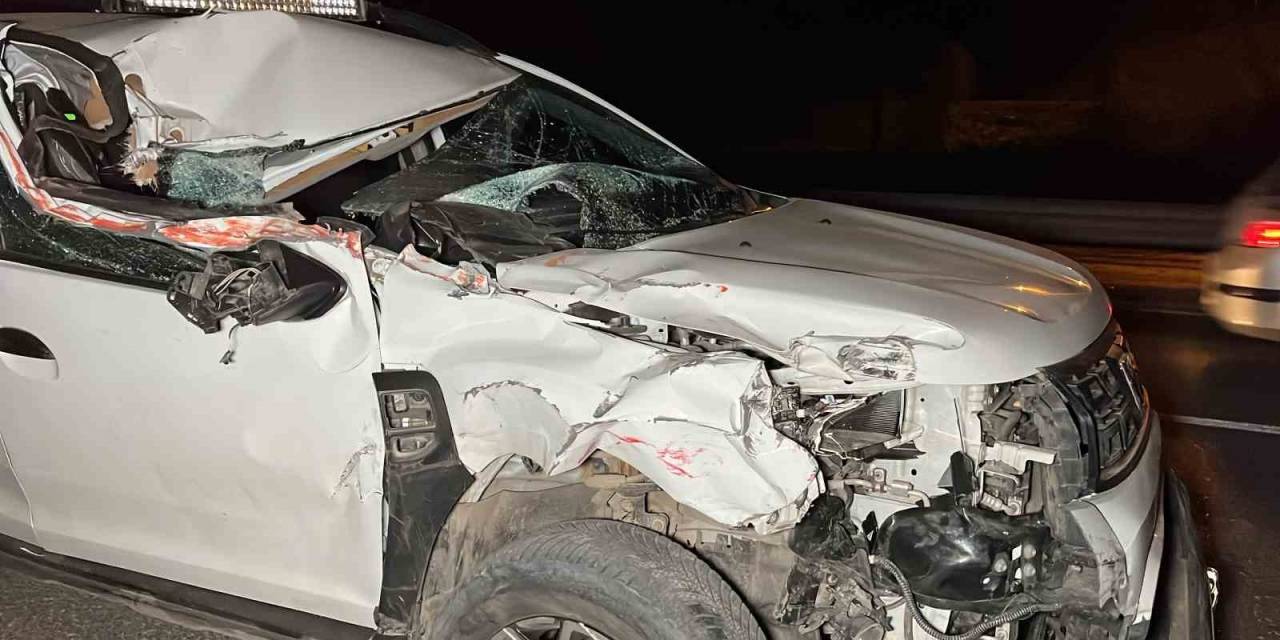 Düzce’de Tıra Çarpan Cip Hurdaya Döndü: 2 Yaralı